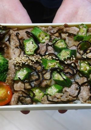 レンジdeオクラと豚肉の塩昆布和え丼弁当-レシピのメイン写真