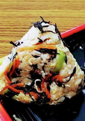 “ひじき小松菜人参混ぜ込みご飯おにぎり”-レシピのメイン写真
