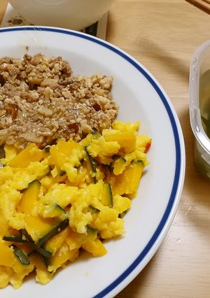 三色丼 豚鶏そぼろ・かぼちゃ卵・広島菜漬-レシピのメイン写真