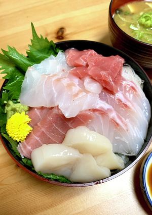 お刺身盛り合わせ乗せるだけ♪ 海鮮丼-レシピのメイン写真