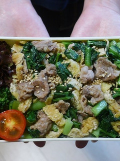 レンジで★小松菜と豚肉と油揚げの丼弁当-レシピのメイン写真