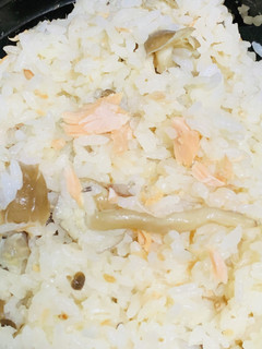 鮭とシメジの炊き込みご飯-レシピのメイン写真
