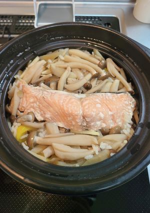 土鍋で作る秋鮭と秋の味覚の炊き込みご飯-レシピのメイン写真