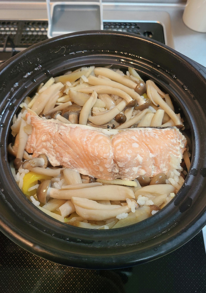 土鍋で作る秋鮭と秋の味覚の炊き込みご飯-レシピのメイン写真