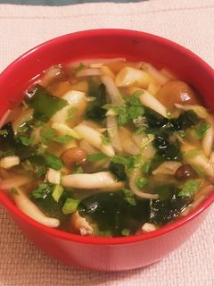 “しめじ玉葱ねぎワカメ味噌汁”-レシピのメイン写真
