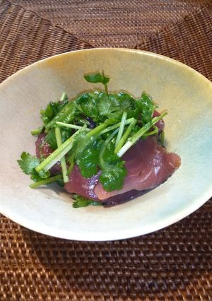 鰹の刺身をパクチーで-レシピのメイン写真