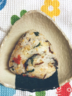 セブンのもち麦梅こんぶおにぎり風-レシピのメイン写真