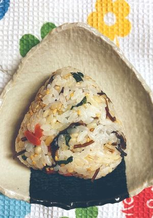セブンのもち麦梅こんぶおにぎり風-レシピのメイン写真