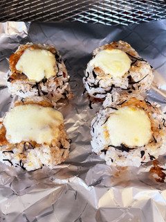 ひじき味噌焼きおにぎりとろ〜りチーズのせ-レシピのメイン写真