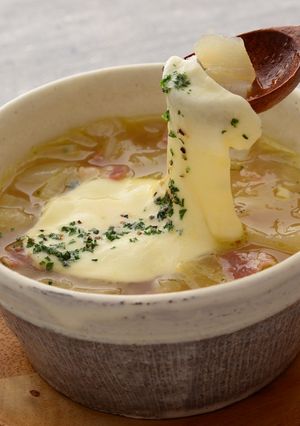 モッツァレラがとろっ!オニオンスープ-レシピのメイン写真