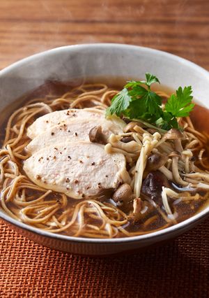 大豆麺でつくる鶏肉とキノコの煮込み麺-レシピのメイン写真