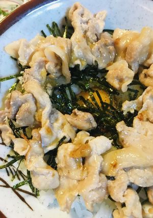 豚こまぎれ肉の塩生姜焼き生玉丼-レシピのメイン写真