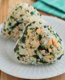 やみつき♡ごま油香る♩鮭わかめおにぎり