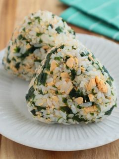 やみつき♡ごま油香る♩鮭わかめおにぎり-レシピのメイン写真