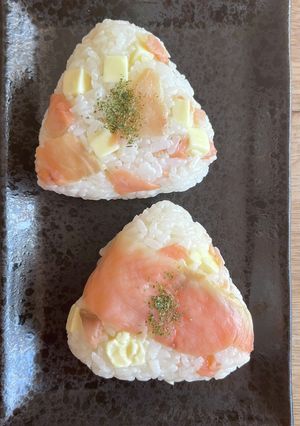 スモークサーモン&チーズのおにぎり-レシピのメイン写真