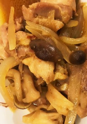 きのこと玉ねぎ鶏モモ肉のカレー味噌炒め-レシピのメイン写真