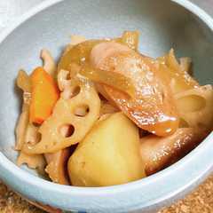 A picture of 魚肉ソーセージと野菜の炊いたん.