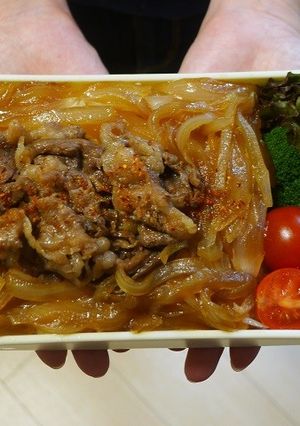 レンジで簡単★豚肉と玉ねぎの牛丼弁当-レシピのメイン写真
