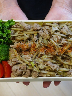 レンジで簡単★豚肉とごぼうの丼弁当-レシピのメイン写真