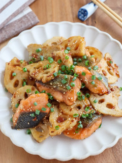 食欲そそる♡鮭とれんこんの梅甘酢炒め-レシピのメイン写真
