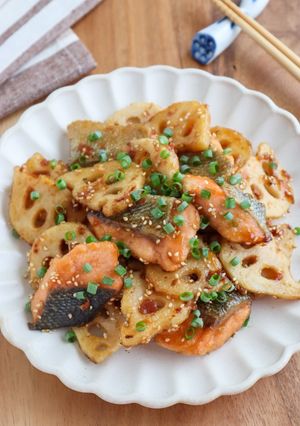 食欲そそる♡鮭とれんこんの梅甘酢炒め-レシピのメイン写真
