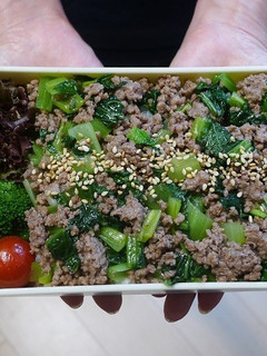 レンジで簡単★合いびき肉と小松菜の丼弁当-レシピのメイン写真