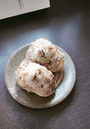 梅干し＆鶏そぼろの揚げ玉おむすび-レシピのメイン写真