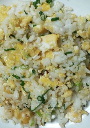 材料は卵、刻みネギと白飯だけでOKな炒飯-レシピのメイン写真