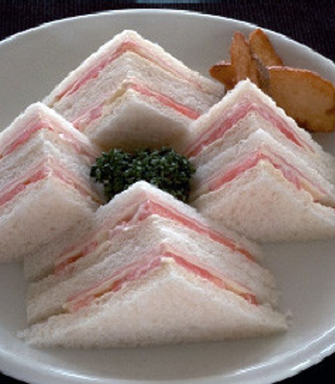 チーズとハムとトマトのサンドウィッチ by QBBチーズ業務用