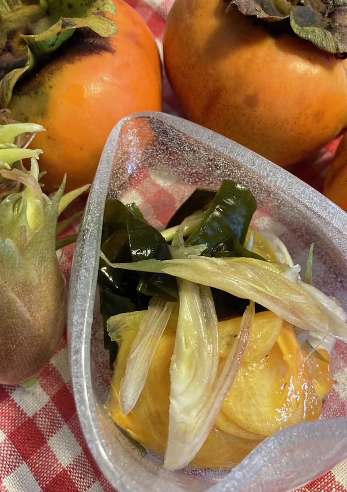 実りの秋♪柿と茗荷とわかめ酢の物-レシピのメイン写真