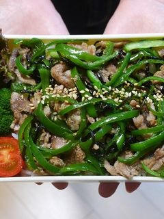 ピーマンと豚肉の塩昆布和え丼弁当-レシピのメイン写真