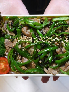 ピーマンと豚肉の塩昆布和え丼弁当-レシピのメイン写真