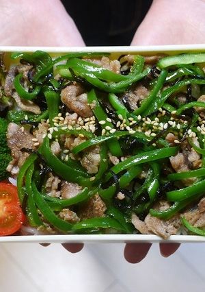 ピーマンと豚肉の塩昆布和え丼弁当-レシピのメイン写真