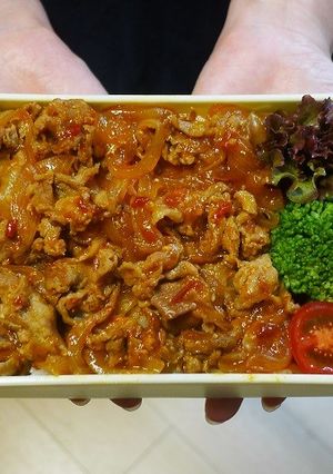レンジで簡単★豚肉と玉ねぎのピリ辛丼弁当-レシピのメイン写真