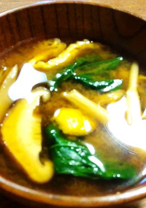 金針菜、椎茸、小松菜、揚げのお味噌汁-レシピのメイン写真