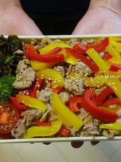 電子レンジで簡単★パプリカと豚肉の丼弁当-レシピのメイン写真