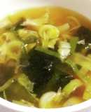 わかめと長ねぎの醤油中華スープ