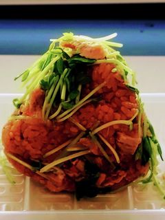 “鶏めし唐揚げ豆苗おにぎり”-レシピのメイン写真