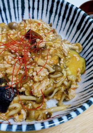 なすとしめじのピリ辛豚ミンチ丼-レシピのメイン写真