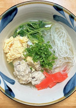 鶏団子とカニカマと豆苗と卵と春雨のスープ-レシピのメイン写真