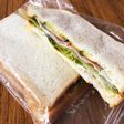 お決まりの持ち出し軽食 ハムレタスサンド