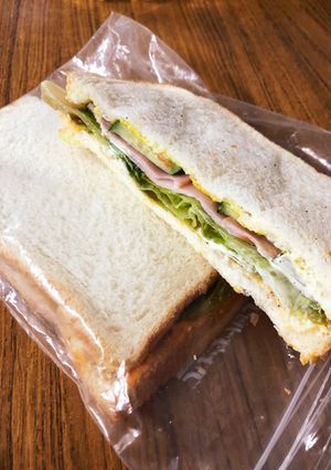 お決まりの持ち出し軽食　ハムレタスサンド-レシピのメイン写真