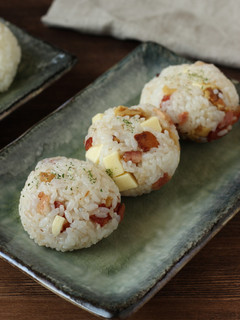 【洋風おにぎり】ベーコンくるみチーズ-レシピのメイン写真