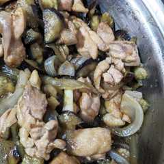 รูปของ 鶏もも肉となすの炒め物　qc