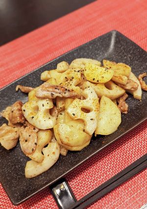 蓮根とじゃがいもと豚こまの胡麻ドレ炒め-レシピのメイン写真