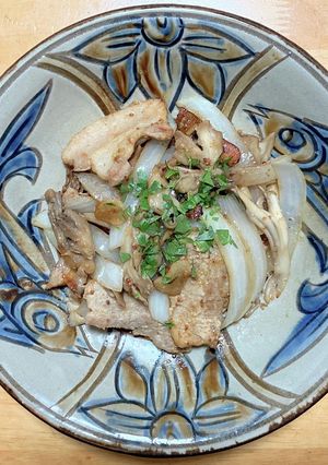 豚バラ肉と舞茸と玉ネギの粒マスタード炒め-レシピのメイン写真