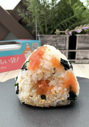 ポリ袋ふりふりおにぎり『梅わかめとじゃこ-レシピのメイン写真