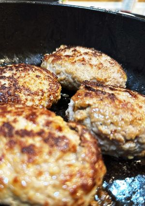 【STAUB】で肉汁あふれるハンバーグ-レシピのメイン写真