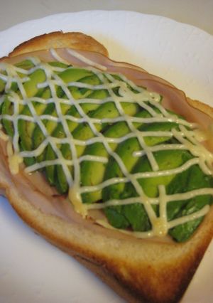 一日の始まりに、アボカドとハムのトースト-レシピのメイン写真