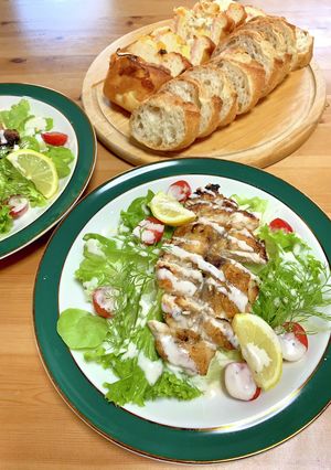 チキンステーキ乗せシーザーサラダ-レシピのメイン写真
